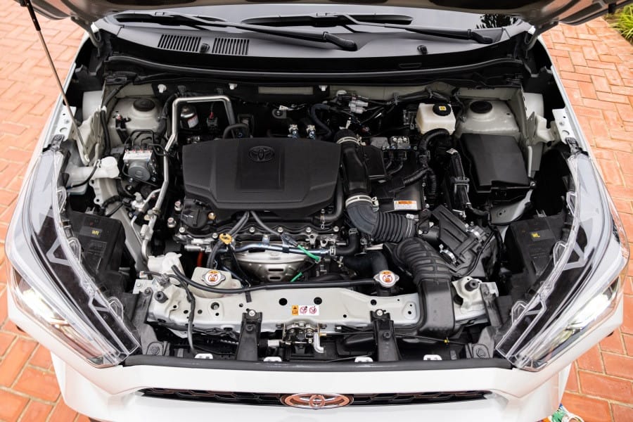 Toyota Yaris Cross 2024 phiên bản Hybrid đang di chuyển trên đường