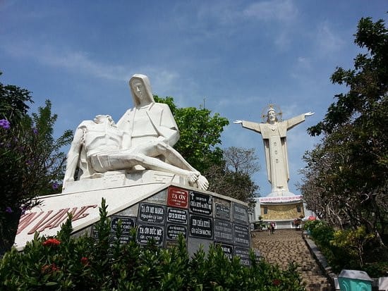 Tượng Chúa Kitô Vua Vũng Tàu nhìn từ xa, một biểu tượng của thành phố biển