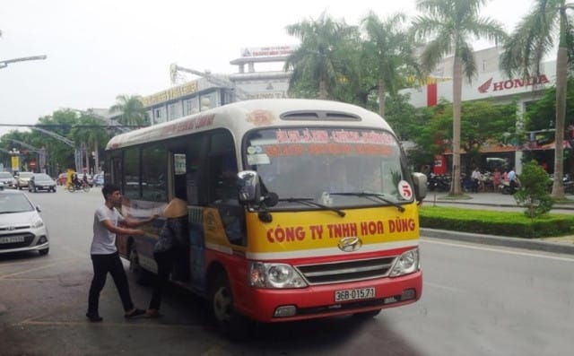 Tuyến xe buýt Thanh Hóa hiện đại di chuyển trong đô thị, biểu tượng cho sự phát triển giao thông công cộng.