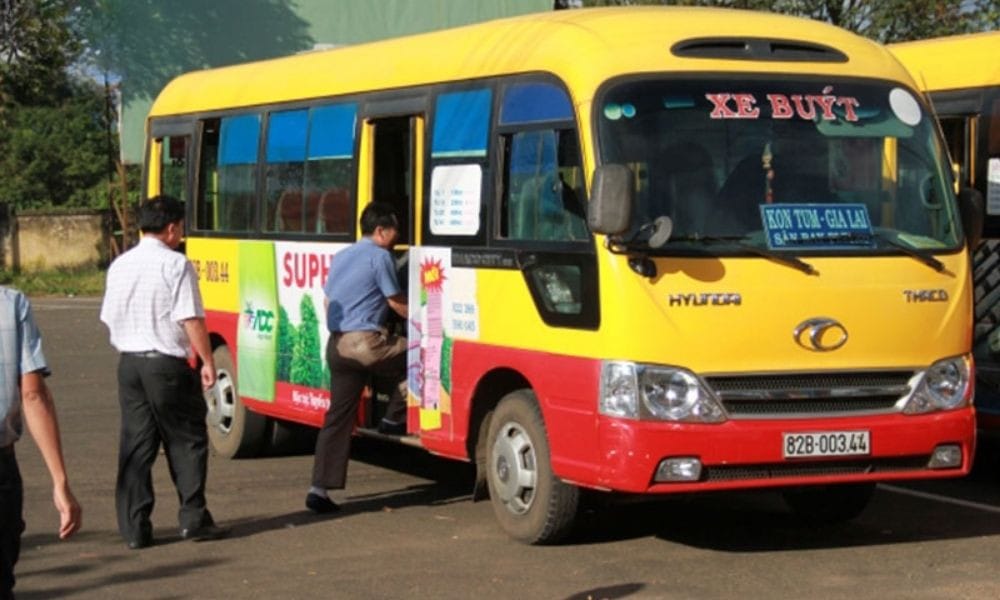 Tuyến xe buýt từ sân bay Pleiku đến Kon Tum hoạt động với tần suất khoảng 30 phút một chuyến, là lựa chọn tiết kiệm cho hành khách di chuyển.