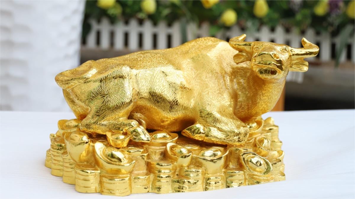 Vật phẩm phong thủy bằng kim loại hoặc đá quý như thạch anh trắng hợp với người tuổi Sửu 1985