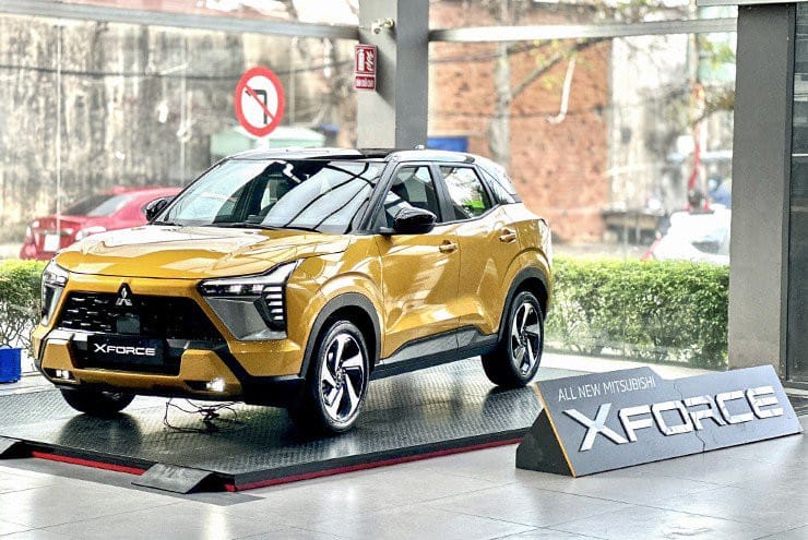 Vô lăng tích hợp nút bấm của xe SUV Mitsubishi XForce 5 chỗ