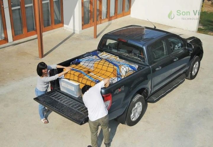 Xe bán tải chuyên chở hàng hóa với thùng sau được chất đầy, minh họa cho xe bán tải kinh doanh vận tải có niên hạn.