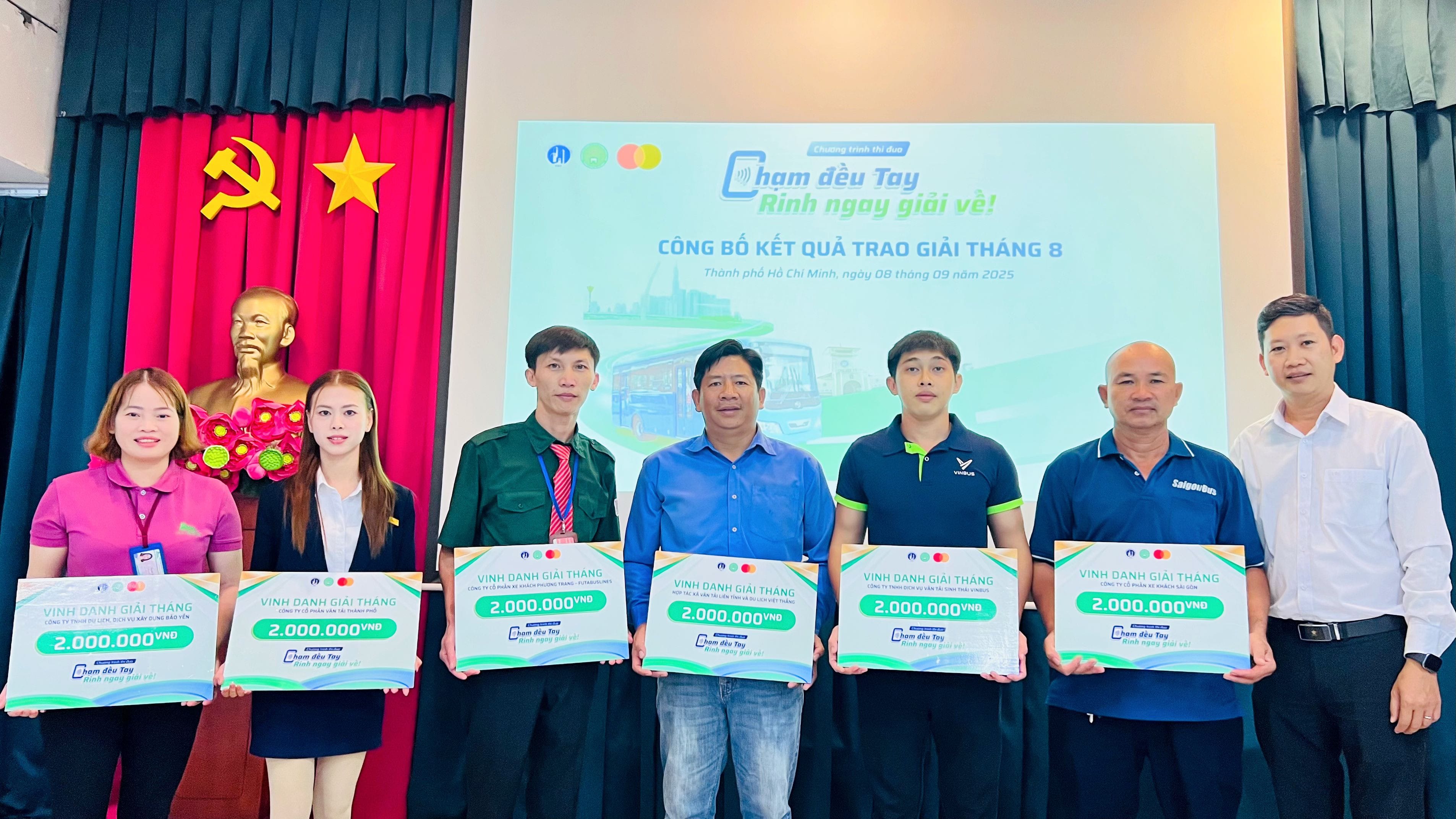 Xe bus trên đường