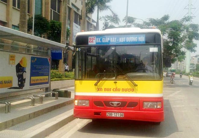 Xe buýt công cộng tại Hà Nội di chuyển trên đường phố