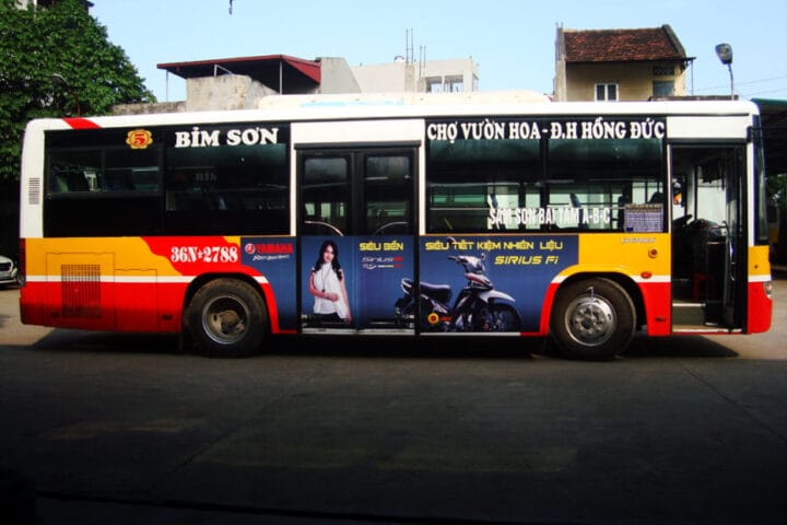 Xe buýt hiện đại đang chạy trên đường phố Thanh Hóa, phục vụ các tuyến xe buýt Thanh Hóa quan trọng.