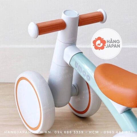 Xe chòi chân màu kem với thiết kế giỏ xe nhỏ, bánh xe chắc chắn