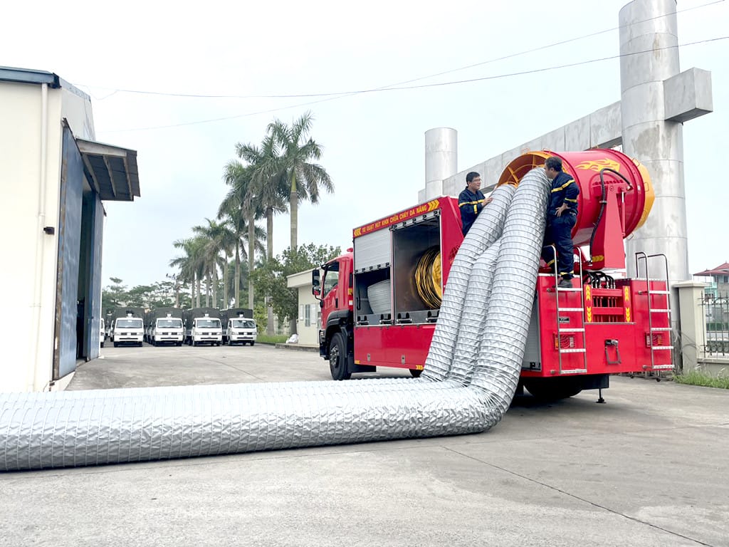Xe cứu hỏa chuyên dụng với các ngăn chứa thiết bị cứu hộ mở ra