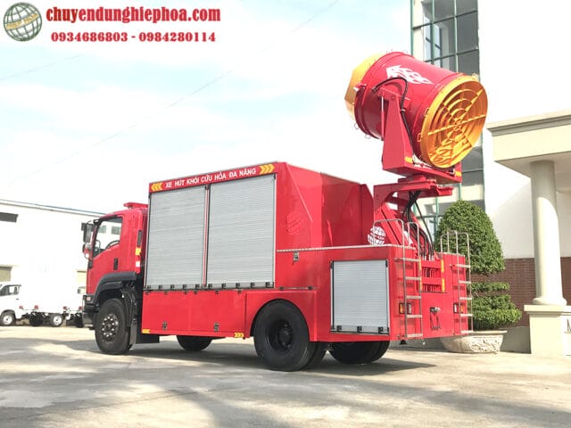 Xe cứu hỏa đa năng hiện đại với hệ thống quạt hút khói khổng lồ phía sau