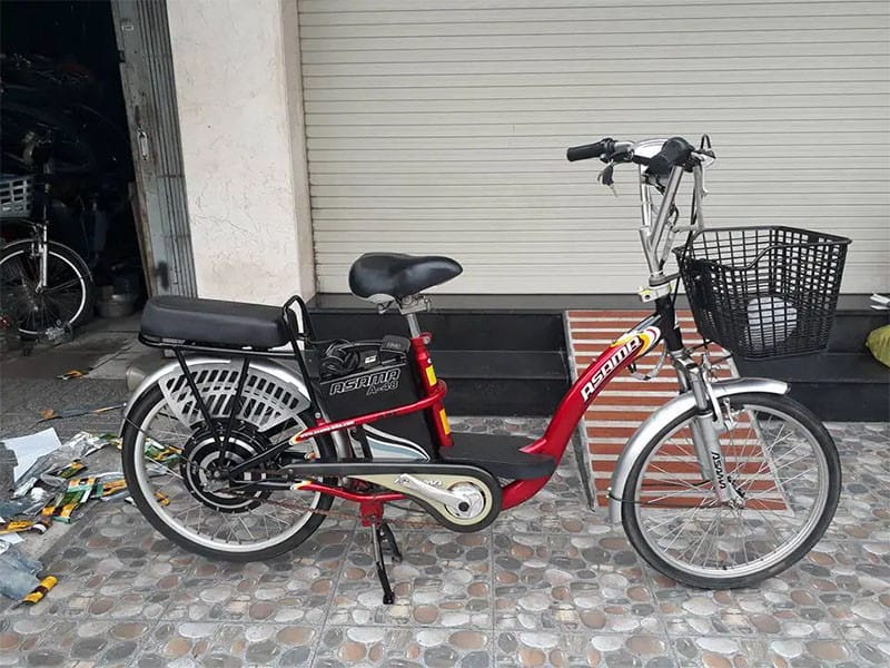 Xe đạp điện Asama AFS màu đỏ, một trong những mẫu xe đạp điện giá 7 triệu được ưa chuộng.