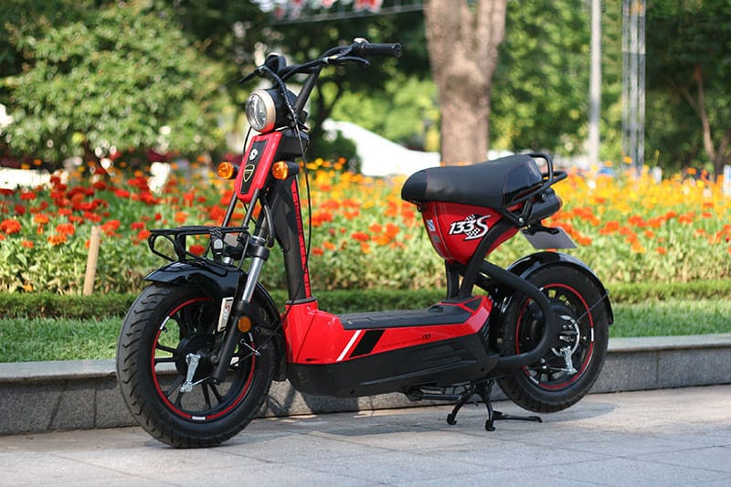 Xe đạp điện Giant Momentum 133S màu đen, thiết kế thể thao mạnh mẽ trong phân khúc xe điện 7 triệu.