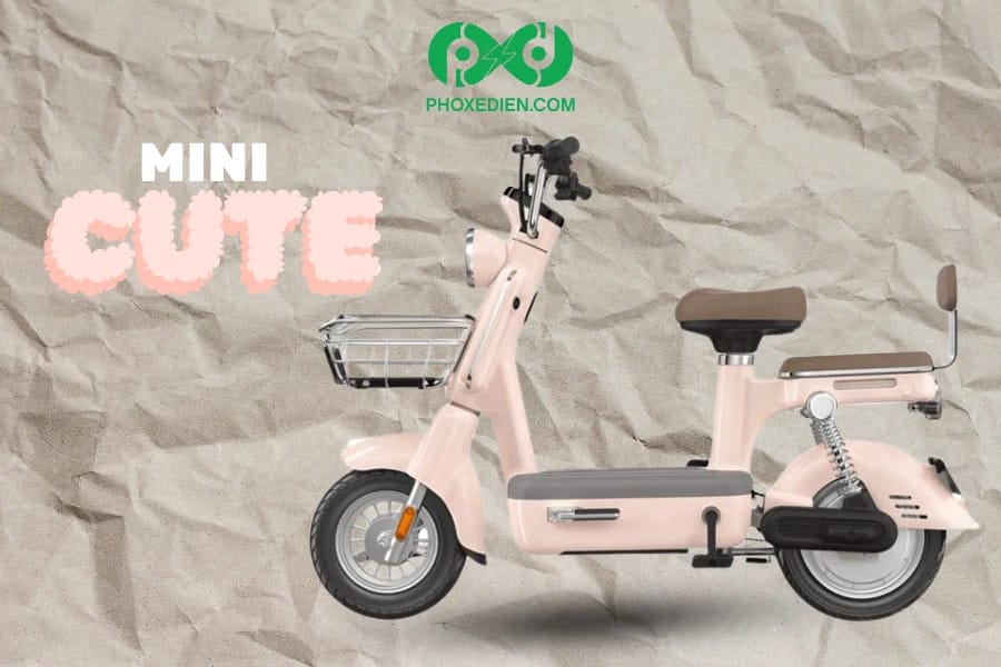 Xe đạp điện Mini Cute màu xanh nhạt với giỏ trước tiện lợi, dáng vẻ nhỏ gọn.