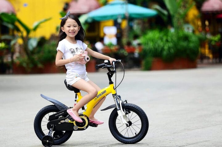 Xe đạp trẻ em 7 tuổi với thiết kế màu hồng, nhỏ gọn và năng động
