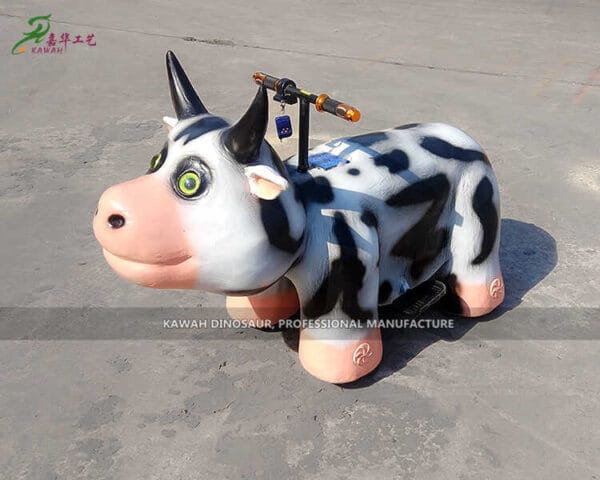 Xe điện dễ thương hình bò sữa đang hoạt động tại khu vui chơi