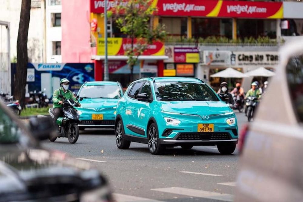 Xe điện Xanh SM trung chuyển khách hàng đến điểm đón của Nhà xe Hồng Sơn tiện lợi
