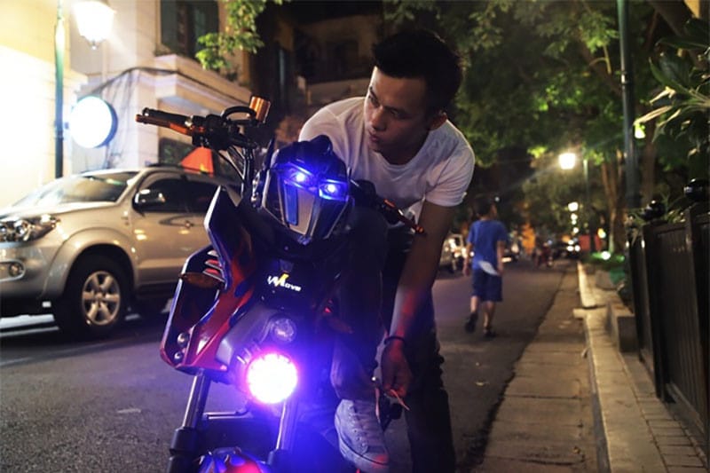 Xe điện Xmen độ đèn LED và tem dán lửa