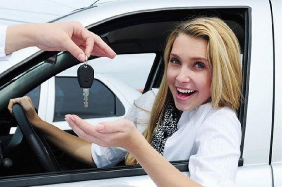Xe hơi sang trọng, thể hiện khát vọng sở hữu và điều khiển trong giấc mơ