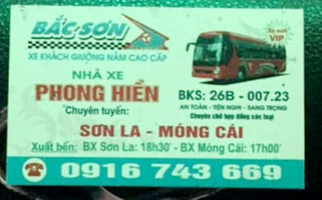 Xe khách chất lượng cao của nhà xe Phong Hiền Sơn La - Mỹ Đình đang dừng đón trả khách tại bến, chuẩn bị cho hành trình.
