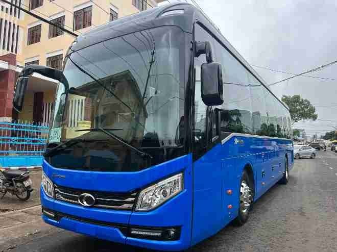 Xe khách đang di chuyển trên đường đèo