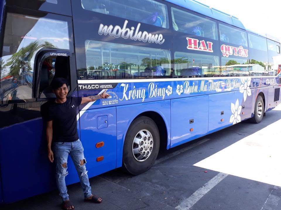 Xe khách Hai Quyền trên đường