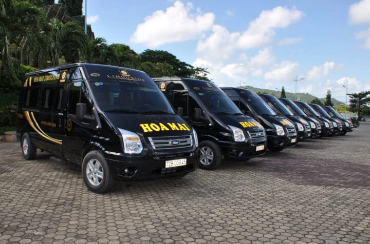 Xe khách Hoa Mai 16 chỗ đang đỗ tại bến xe Miền Tây sẵn sàng phục vụ hành khách