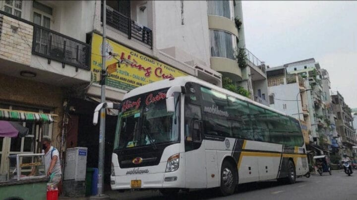 Xe khách Hùng Cường di chuyển trên đường, phục vụ hành khách đi Châu Đốc
