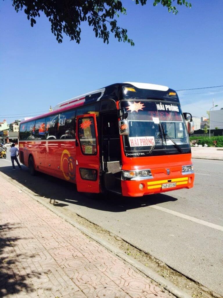 Xe khách là phương tiện được ưu tiên trong chuyến đi của du khách