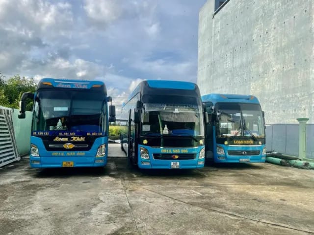 Xe khách Loan Khởi đang di chuyển trên đường đi Cà Mau từ Bình Dương