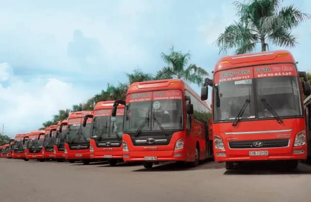 Xe khách Phương Trang đang đón khách cho chuyến Bình Dương Cà Mau