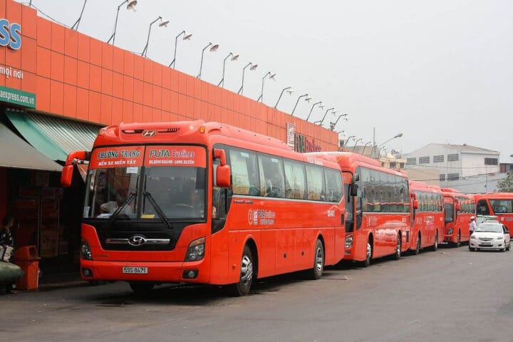 Xe khách Phương Trang màu cam nổi bật tại bến xe, biểu tượng cho dịch vụ vận tải hành khách chất lượng cao.
