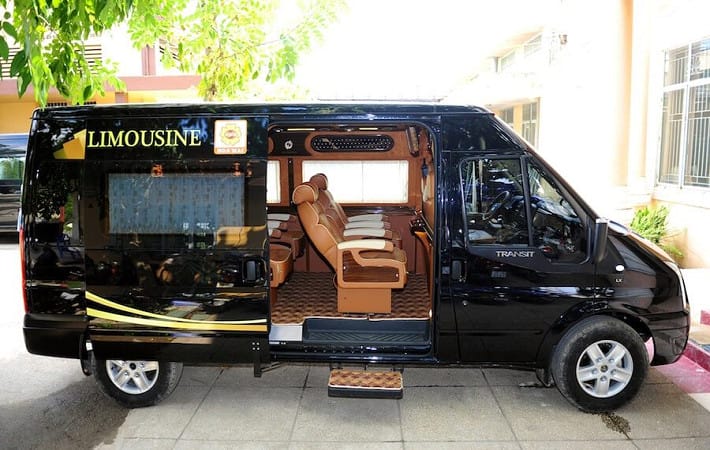 Xe limousine 9 chỗ hiện đại sẵn sàng đón khách đi bệnh viện