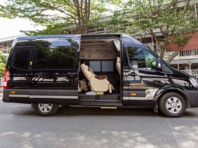 Xe limousine chất lượng cao trên tuyến đường Nam Định Hà Nội, sẵn sàng phục vụ hành khách.