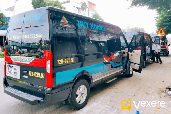 Xe limousine hiện đại trên đường
