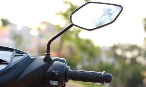 Xe máy chỉ lắp một gương chiếu hậu có bị phạt không theo quy định