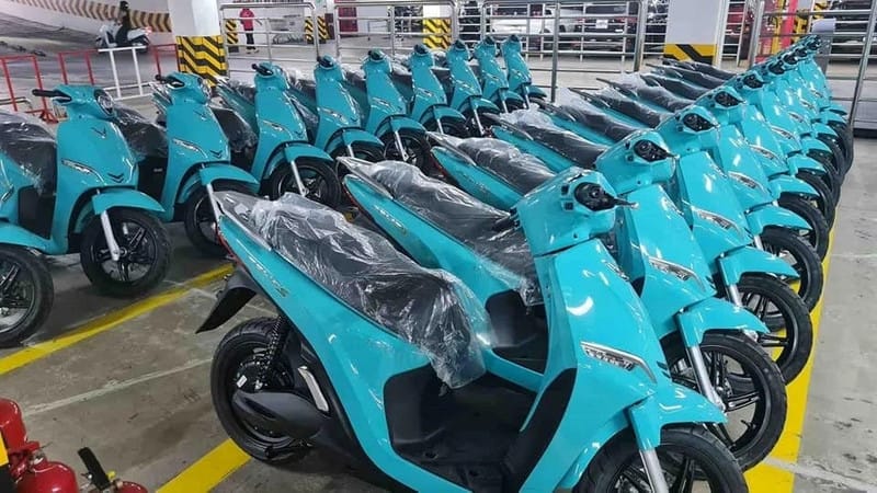 Xe máy điện VinFast đang được sạc pin tại trạm sạc, minh họa quy trình bảo dưỡng và nạp năng lượng.