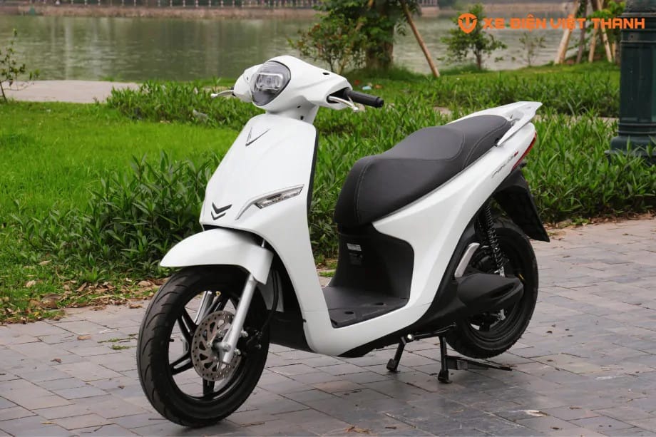 Xe máy điện Vinfast Feliz Neo với thiết kế đô thị tinh tế và đèn pha sắc sảo