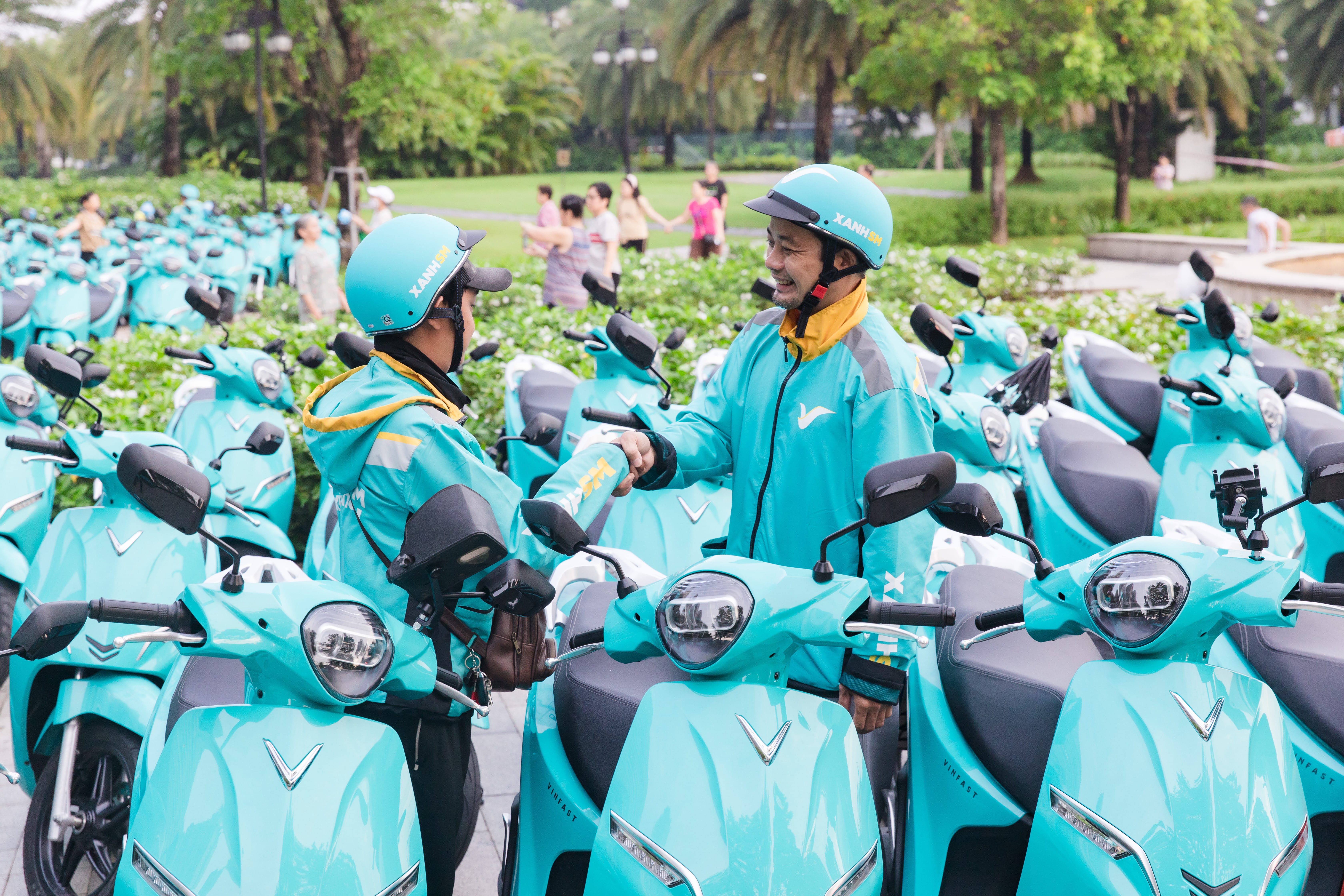 Xe máy điện VinFast Feliz S màu xanh Cyan đặc trưng của Xanh SM Bike đang hoạt động trên đường phố, minh họa phương tiện di chuyển thân thiện môi trường