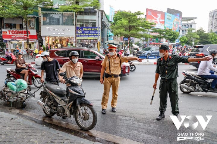 Xe máy gắn 1 gương chiếu hậu đúng luật