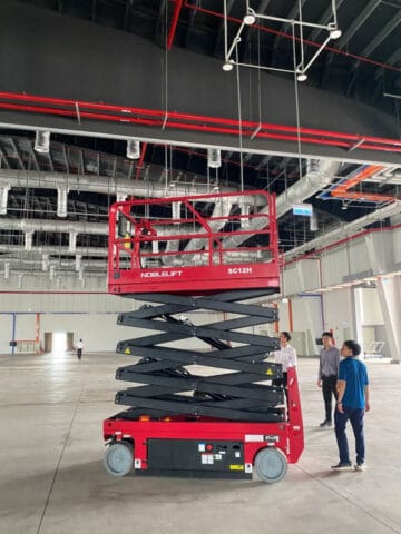 Xe nâng cắt kéo