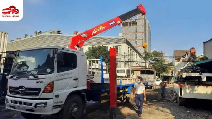 Xe nâng dầu hoạt động trong kho