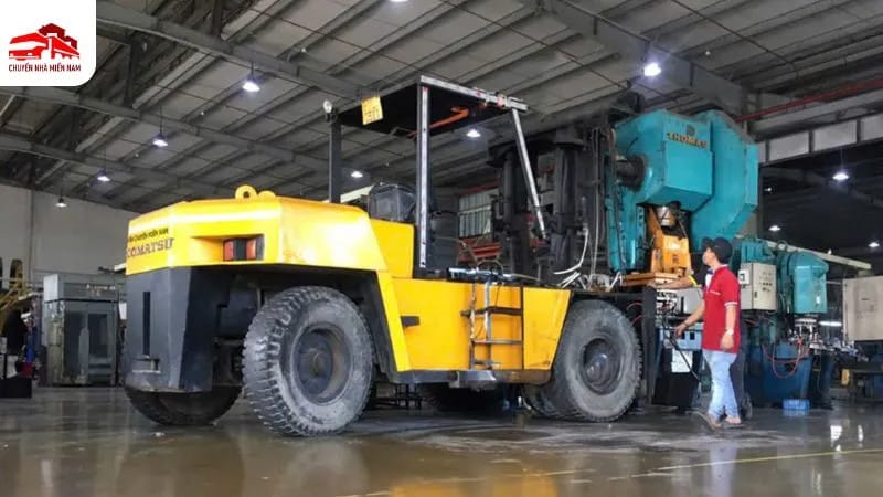 Xe nâng điện đang nâng hạ hàng trong kho