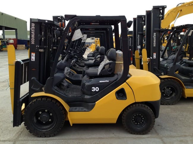 Xe nâng Komatsu ngồi lái, một loại phương tiện vận chuyển hàng hóa hiệu quả