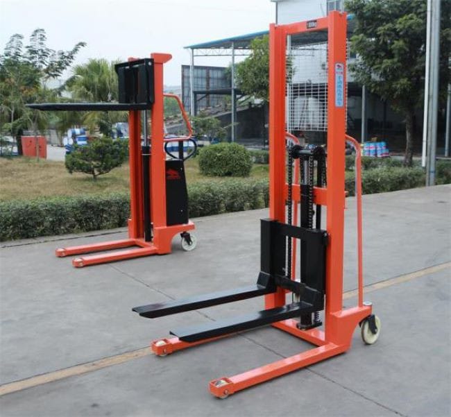 Xe nâng tay cao Pallet Stacker đang nâng hàng lên kệ trong nhà kho