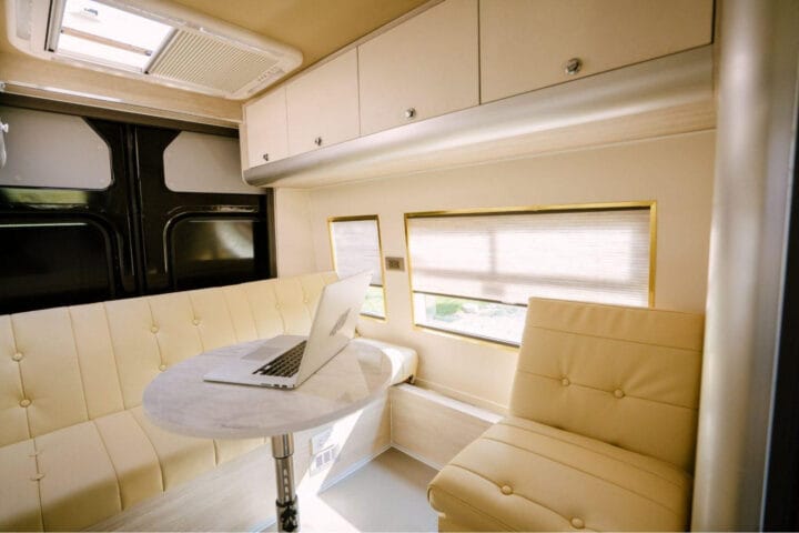 Xe nhà di động hiện đại đậu gần bãi biển