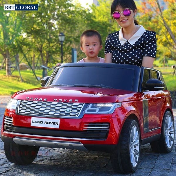 Xe ô tô trẻ con bản quyền màu đỏ với thiết kế sang trọng, logo hãng rõ nét