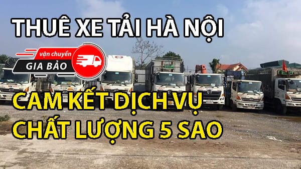 Xe tải đang vận chuyển hàng hóa trên đường phố đông đúc