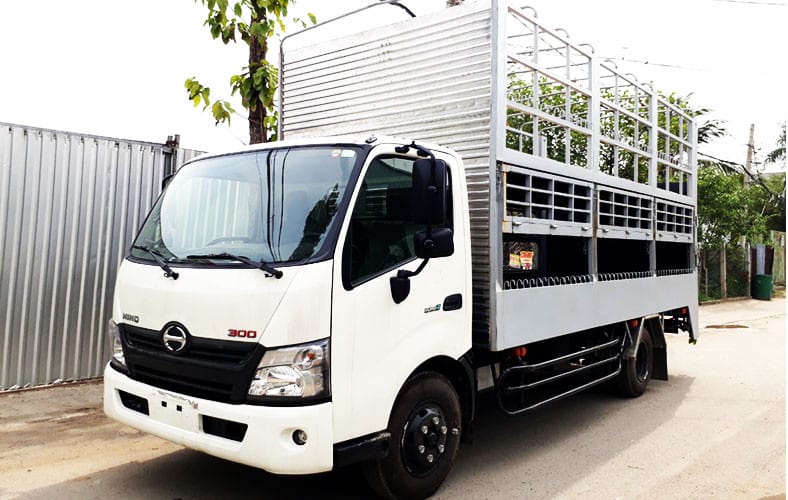 Xe tải Hino XZU650L thùng mui bạt màu trắng đang đỗ trên đường, thể hiện vẻ ngoài bền bỉ và hiện đại của một chiếc **xe tải 1.5 tấn**