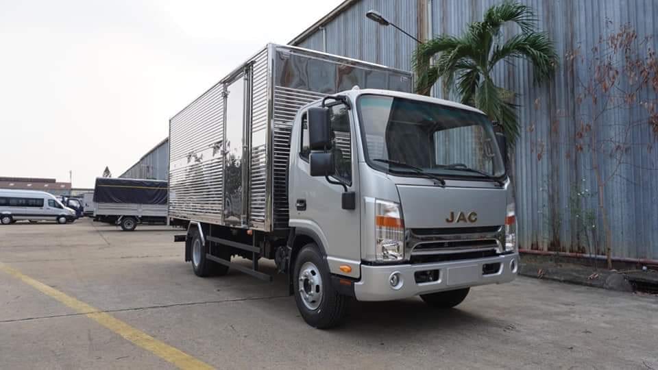 Xe tải JAC 3 5 tấn màu xanh đang đậu trên đường vận chuyển hàng