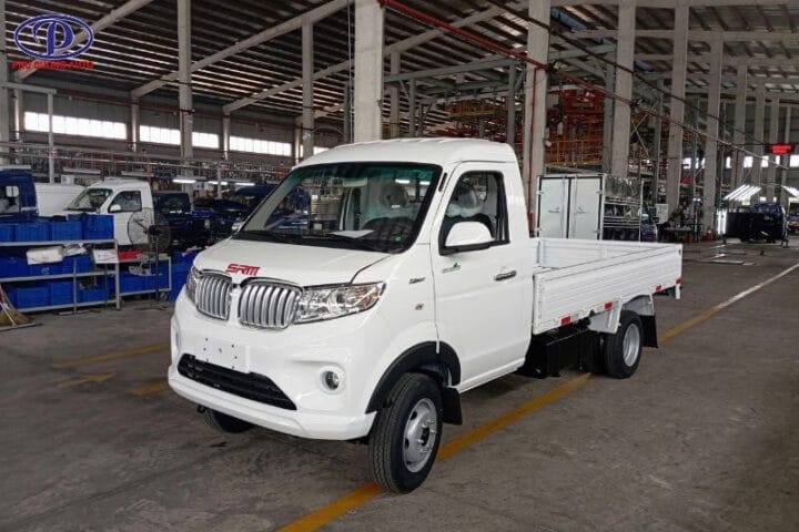 Xe tải SRM S1 phiên bản thùng dài 3.05m màu trắng đang đậu trên đường, minh họa cho **giá xe tải nhỏ 1.5 tấn** hợp lý và khả năng vận chuyển