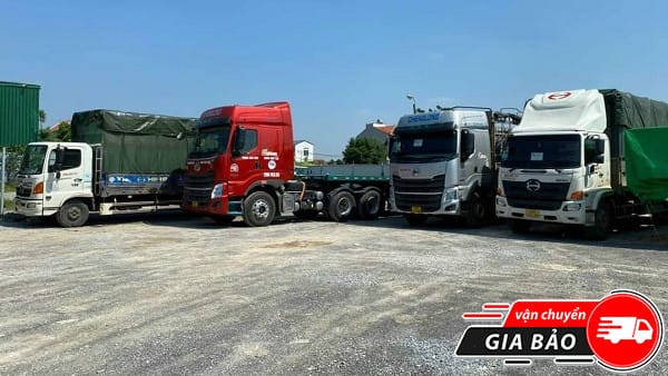 Xe tải vận chuyển hàng hóa liên tỉnh trên tuyến đường quốc lộ